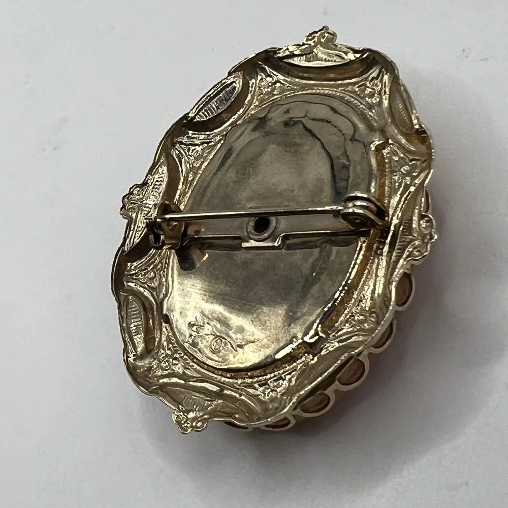 Vintage Faux Cameo Brooch Gold Tone Frame Pin‎